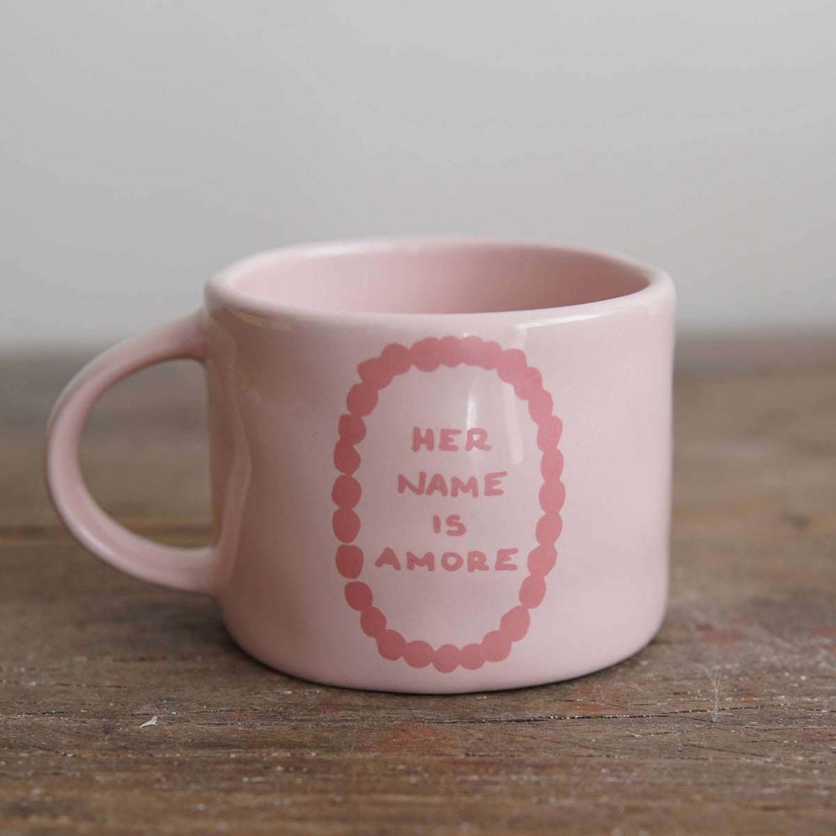 rosa Keramiktasse mit altrosa Schriftzug Her Name is Amore