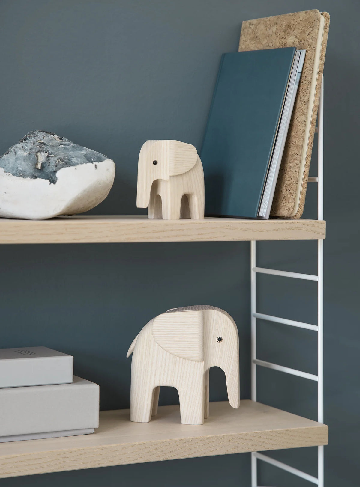 Ein Bücherregal mit Elefantenfiguren aus Holz