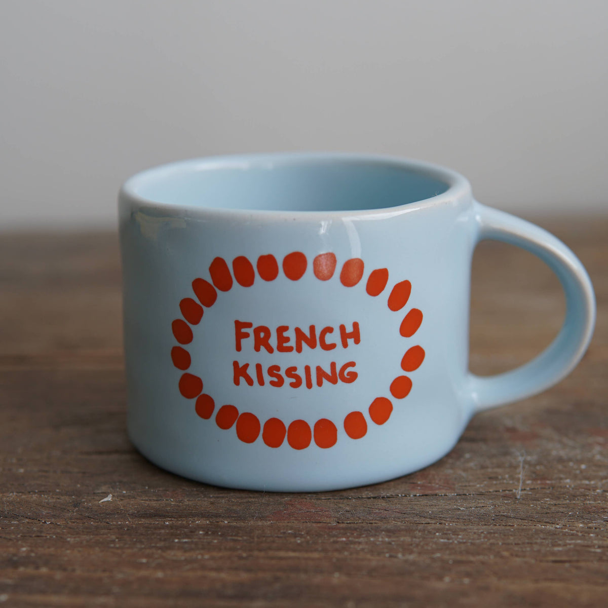 hellblaue Keramiktasse mit rotem Schriftzug French Kissing